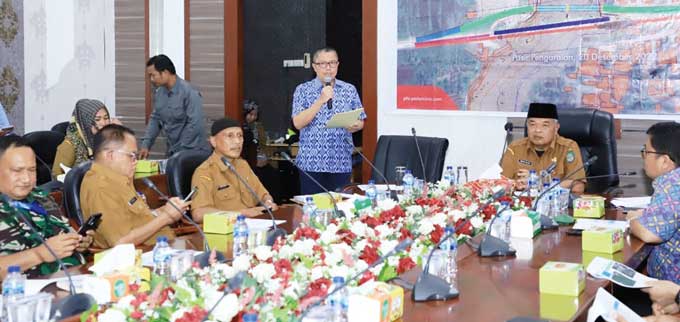 Manager Corporate Affairs Assets North PHR Rudi Arief saat melakukan ekspose kegiatan sosialisasi rencana pembangunan Jembatan Jurong di Desa Bonai Darussalam, di ruang rapat Rumah Dinas Bupati Rohul, Selasa (20/12/2022) petang.