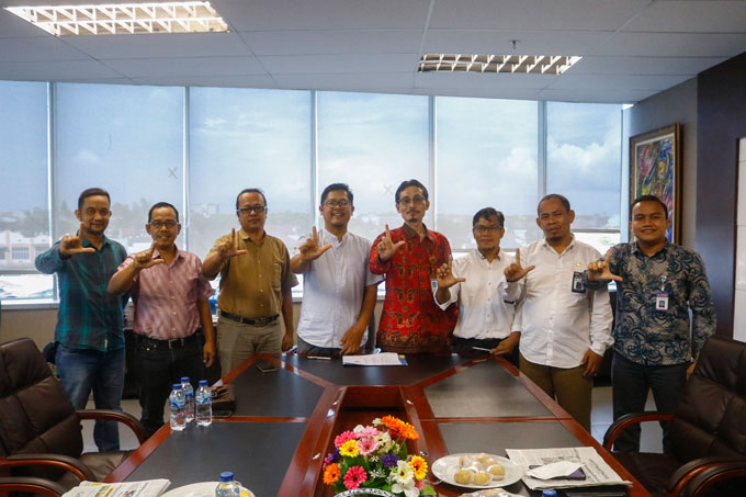 Direktur Utama Riau Pos Ahmad Dardiri (empat kiri) didampingi Direktur Riau Pos Firman Agus (tiga kiri), Direktur Riau Pos Asmawi Ibrahim (dua kiri), Redpel Pendapatan Riau Pos Syahrul Mukhlis (kiri) foto bersama Kepala Balai Bahasa Riau Toha Machsum (emp