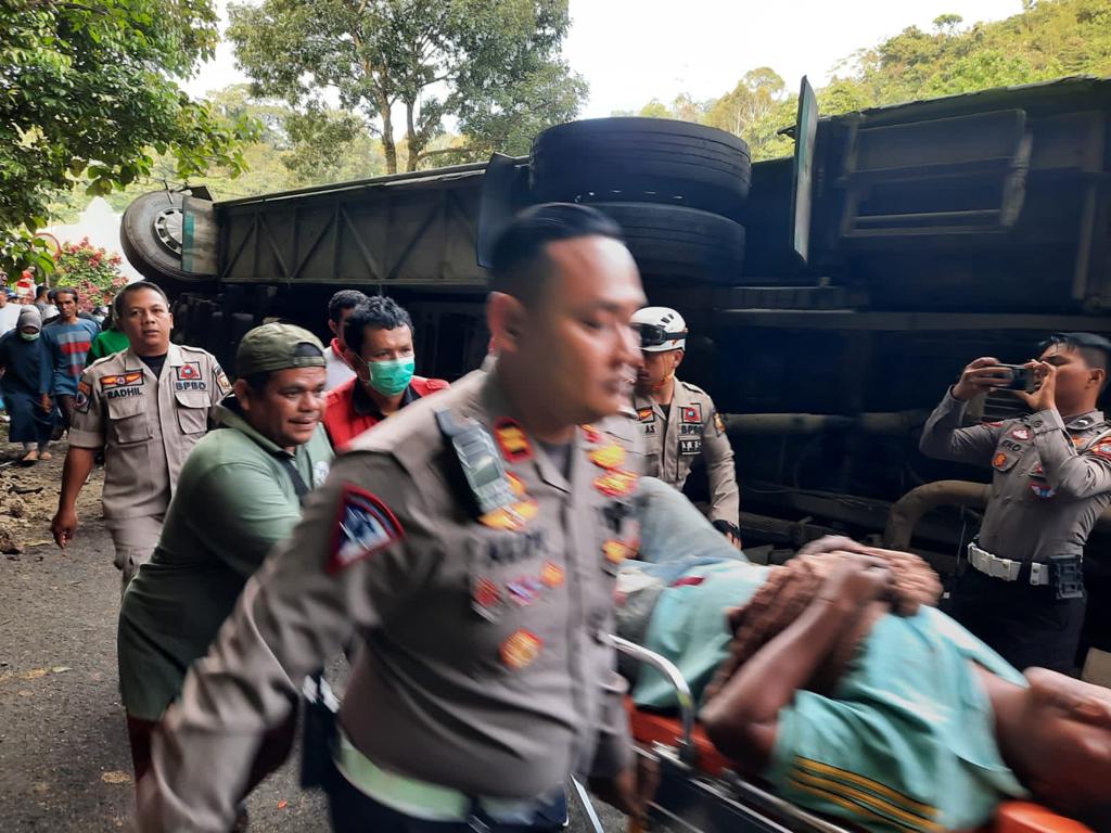 Petugas kepolisian dari Polres Padang Panjang bersama warga mengevakuasi korban lakalantas yang melibatkan 4 kendaraan, salah satunya bus mahasiswa Unri di Silaiang Kariang Padangpanjang, Senin (19/12/2022) pagi.