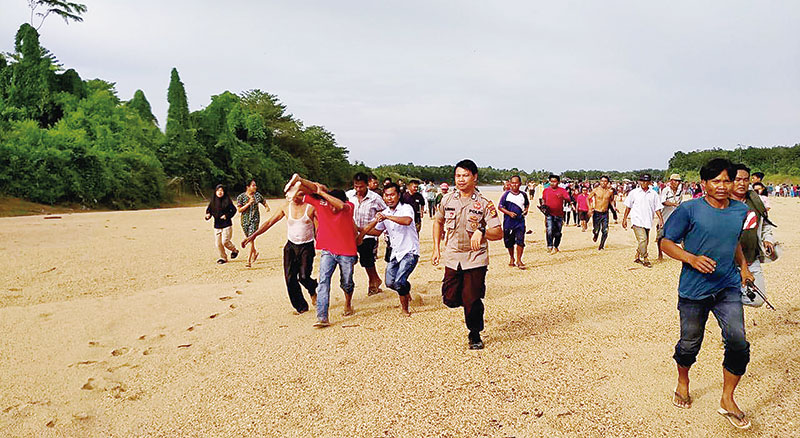 Warga Kelurahan Air Molek, Kecamatan Pasir Penyu, Inhu saat mengevakuasi korban tenggelam di Sungai Indragiri, Jumat (20/3/2020). Dari empat pelajar yang tenggelam, dua korban sudah ditemukan dalam keadaan meninggal.(KASMEDI/RIAU POS)