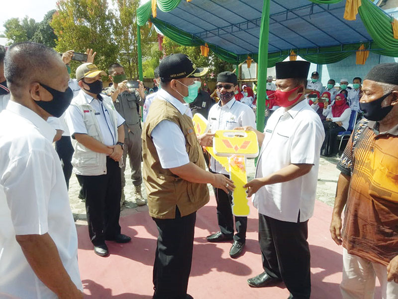 Proses Serah terima Wuling Ambulans di Desa Gunung Mulya dan Gunung Sahilan, beberapa waktu lalu.(WULING FOR RIAUPOS.CO)