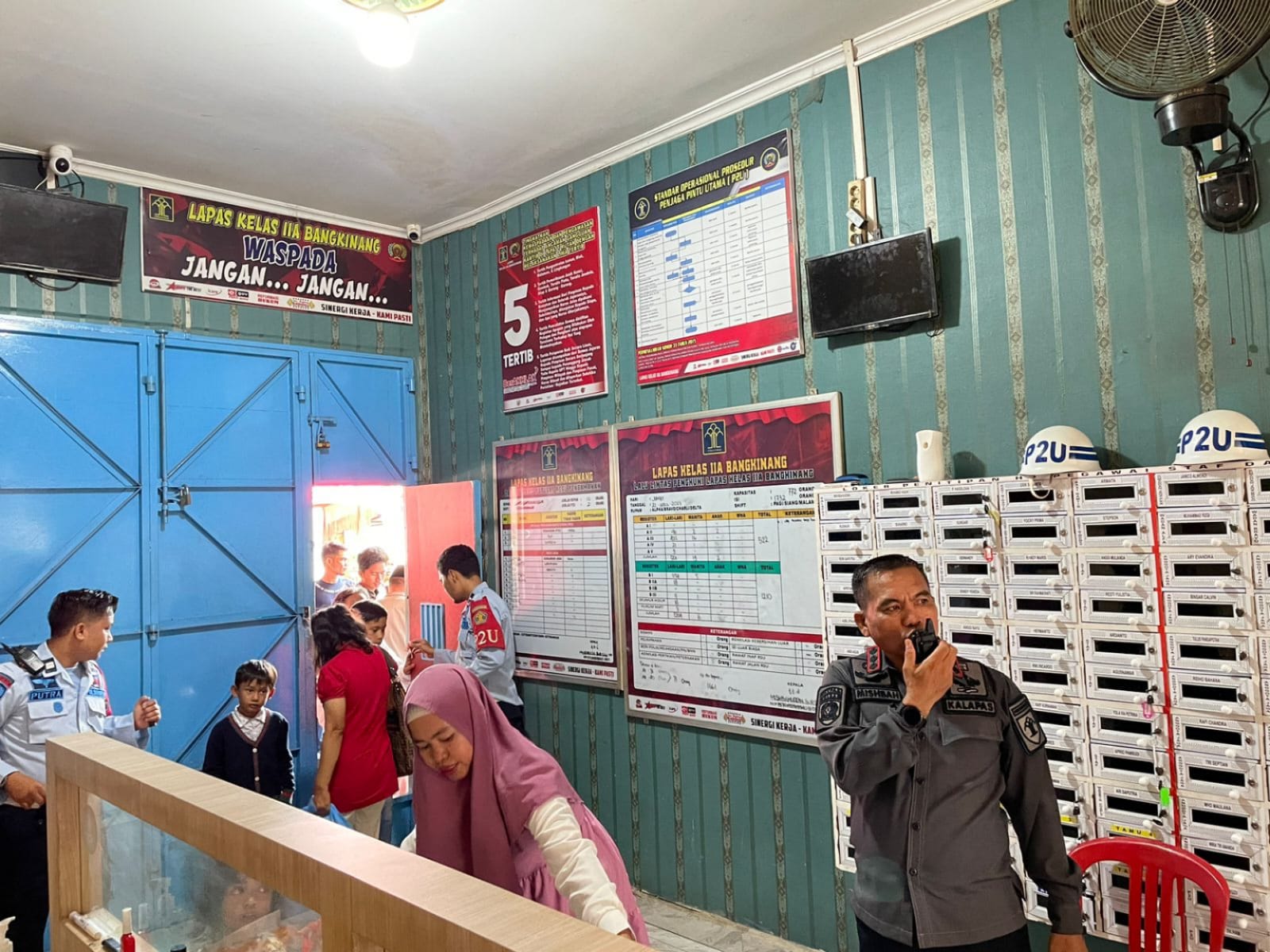 Kalapas Kelas IIA Bangkinang Mishbahuddin ikut melayani pengunjung di Lapas Kelas IIA Bangkinang, Senin (24/4/2023).