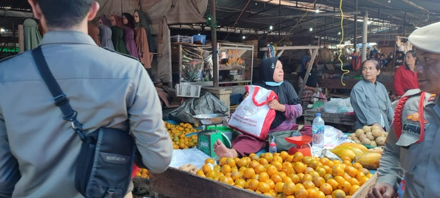 Pedagang Pasar Bunda Sri Mersing Dumai menerima bantuan sembako dari Presiden Jokowi, jelang kunjungan orang nomor satu di Indonesia tersebut ke Kota Dumai, Kamis (5/1/2023) ini.