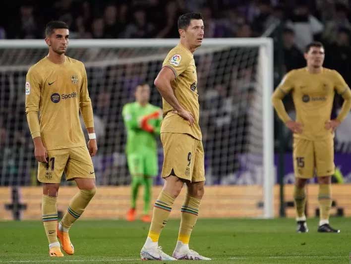 Ekpresi penyerang Barcelona Robert Lewandowski setelah timnya kalah dari Real Valladolid dalam pertandingan Liga Spanyol di Jose Zorilla Stadium pada 24 Mei 2023.