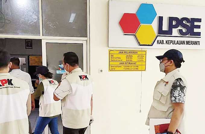 Tim Satgas KPK memasuki ruangan LPSE Pemerintah Kabupaten Kepulauan Meranti untuk melakukan penggeledahan, Senin (10/4/2023).