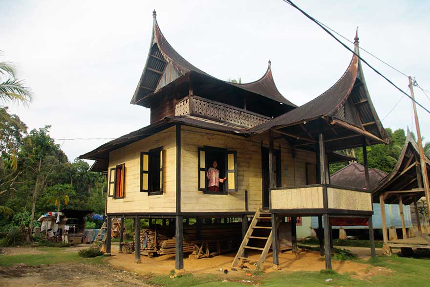 Warga Desa Cipang Kiri Hilir menjengah halaman dari rumah tinggi. KACAMATA GOBER FOR RIAU RIAU POS