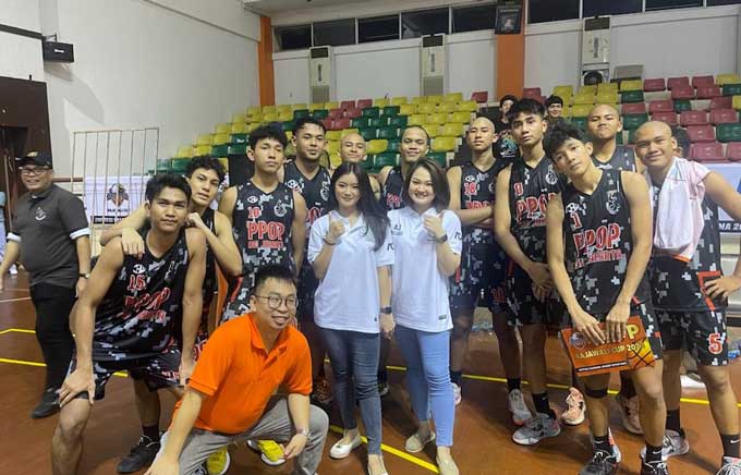 Tim basket SMA Ragunan Pusat Pelatihan Olahraga Pelajar (PPOP) foto bersama pada iven Rajawali Cup 2023  di GOR Tribuana, Pekanbaru, Ahad (5/3/2023).