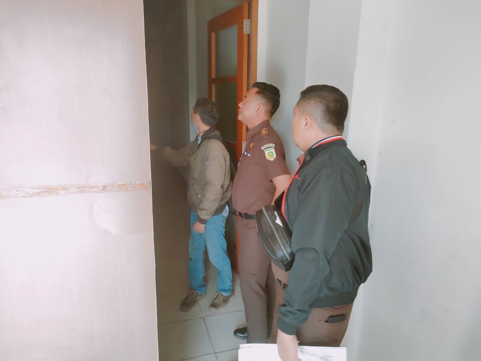 Kasi PB3R Kejari Pekanbaru Anggara Hendra Setya Ali saat melakukan pendampingan KJPP untuk menilai harga harta rampasan negara di Menteng, Jakarta Pusat, pekan lalu.