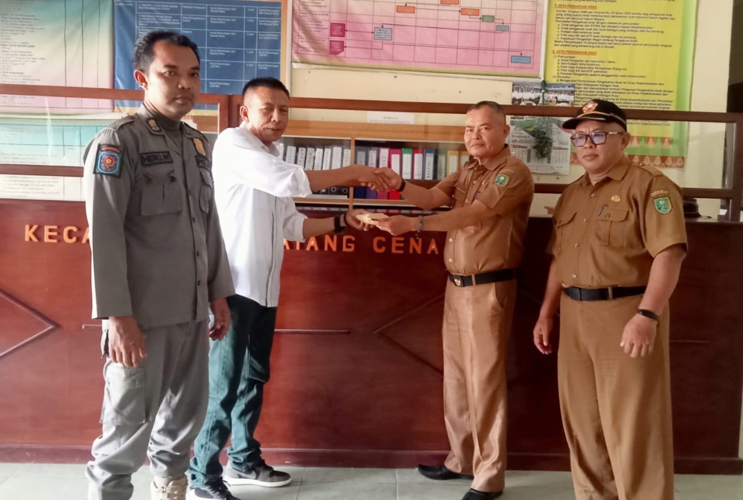 Manager PT Tasma Puja, Wawan Kuswandar SP saat menyerahkan bantuan Stunting yang diterima Kasipem, Badauwani SSos didampingi Kasi Pemberdayaan, Sugeng Riadi SHut, Senin (16/10/2023).