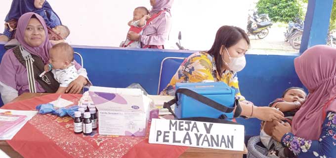 PT Pertamina Hulu Rokan (PHR) melalui mitra pelaksana Perkumpulan Keluarga Berencana Indonesia (PKBI) Riau memeriksa kesehatan dan penimbangan berat badan anak di bawah usia dua tahun (batuta) di posyandu binaan dalam rangka pencegahan stunting di Kabupat