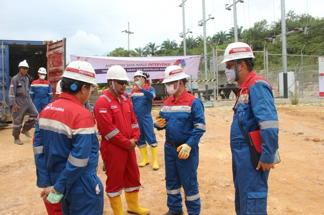 Direktur Utama PT Pertamina Hulu Rokan (PHR) Jaffee Arizon Suardin (tiga dari kiri) berdialog dengan pekerja saat kegiatan Management Walkthrough (MWT) di Rig 01- BNT Minas, Selasa (21/2/2023).
