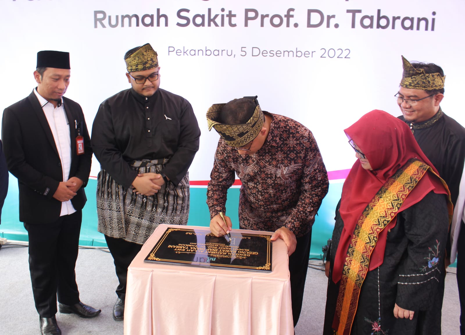 Penandatanganan batu prasasti peresmian Gedung Rawat Inap Diana Tabrani oleh H Anies Rasyid Baswedan Gedung Rawat Inap Diana Tabrani, Senin (5/12/2022).