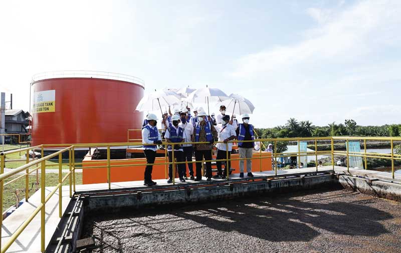 Jajaran Direksi PTPN V saat meninjau instalasi pembangkit tenaga biogas (PTBg) unit pabrik kelapa sawit Sungai Pagar, beberapa waktu lalu. Keberadaan PTBg merupakan implementasi dari sertifikasi RSPO yang tahun ini berhasil 100 persen dipenuhi PTPN V dala