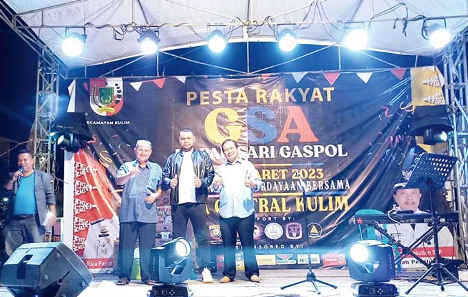 Camat Kulim Raja Faisal Febnaldi SSos MIP foto bersama Ketua Panitia dan Tokoh Masyarakat Riyono Gede Trisoko pada acara pesta rakyat GSA Kapau Sari Gaspol, Ahad (19/3/2023).