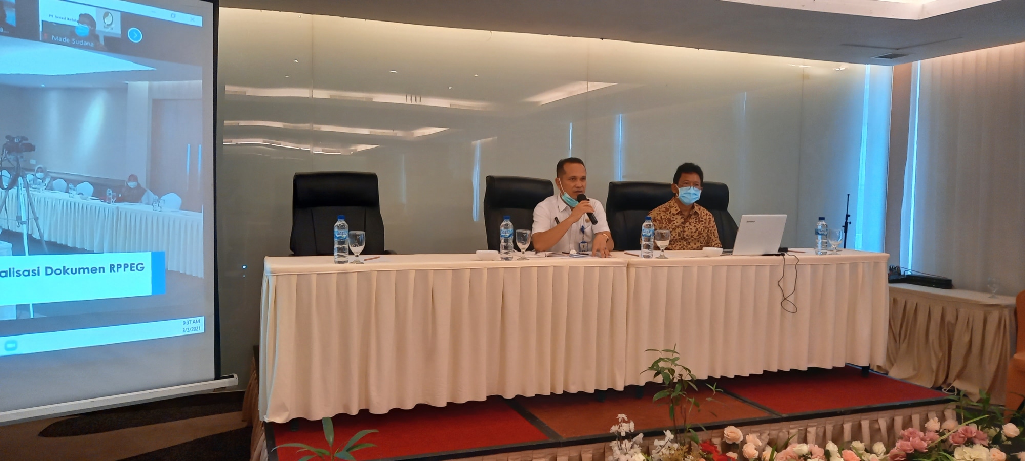 Kabid Tata Lingkungan dan Peningkatan Kapasitas Lingkungan DLH Pelalawan Davis Riswan SHut MSi memimpin pelaksanaan konsultasi publik penyusunan akhir RPPEG di kantor DLH Pelalawan, Kamis (5/3/2021) sore lalu.