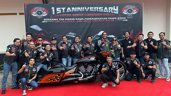 Anggota Komunitas MBI Riau foto bersama saat perayaan ulang tahun yang pertama, Sabtu (20/8/2022) malam.Â 