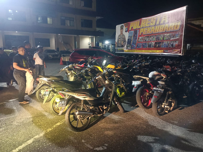 Sebanyak 36 sepeda motor diamankan di halaman belakang Mapolresta Pekanbaru, Ahad (3/9/2023) dini hari.