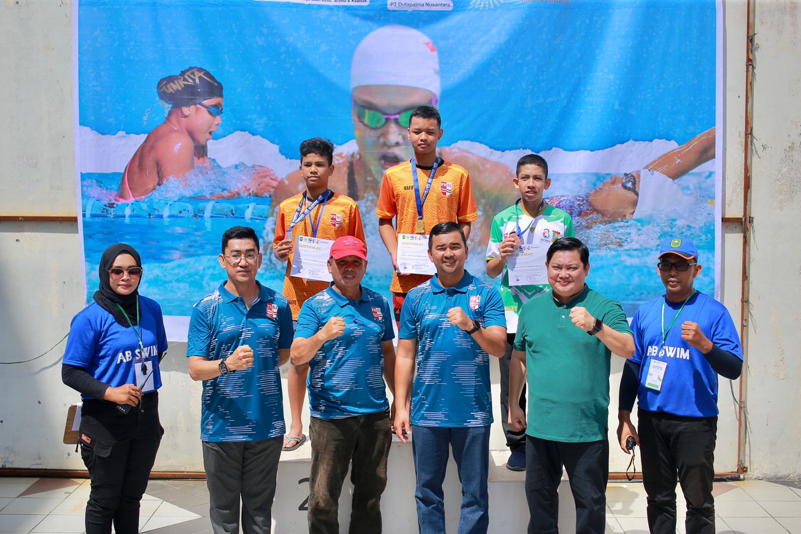 Kadispora Riau H Boby Rachmat SSTP MSi didampingi Harian Pengprov PRSI Riau Deni Ermanto, Kabid Binpres KONI Riau Zainur, Kabid Pembudayaan Prestasi Olahraga Dispora Riau, Rinov Eka Mondrie foto bersama usai penyerahan medali di Aquatic Center Rumbai, Sab