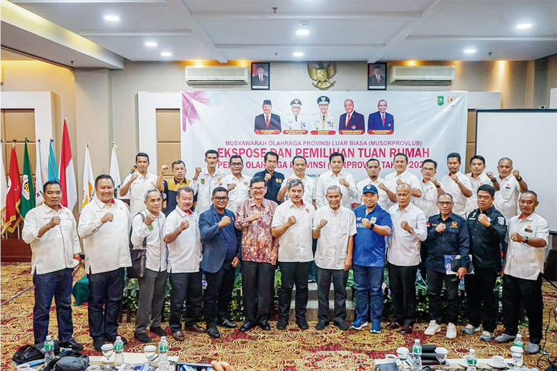Pengurus KONI Dumai dan KONI Siak foto bersama dengan pengurus KONI kabupaten/kota setelah Musorprovlub Porprov Riau 2026, Sabtu (7/10/2023).