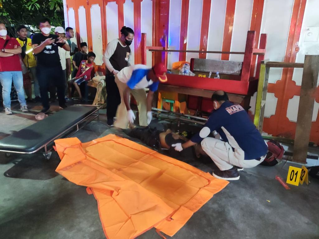 Petugas kepolisian mengevakuasi mayat, yang hanya diketahui sebagai Saleh, dari depan ruko depan Pasar Sail pada Ahad (23/10/2022).
