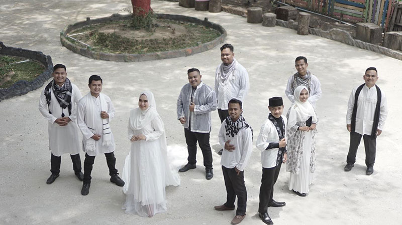 Penggagas sekaligus penyanyi Sholawat Medley Reza Keroro saat berpose bersama grup vocal nasyid Azam Voice, Reza Keroro Indonesia&rsquo;s Got Talent, Taufiq, Rara, Reni Pop Academy Indonesia dan Razky The Voice Kids Indonesia.