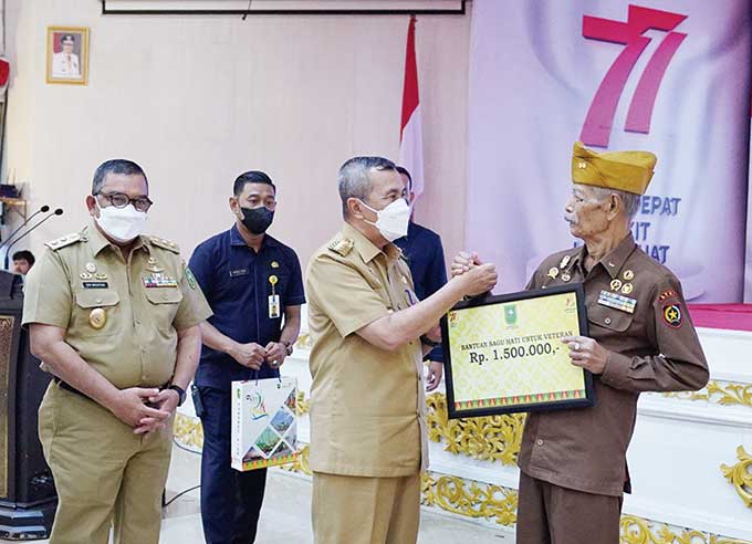 Gubernur Riau Drs H Syamsuar didampingi Wakil Gubernur H Edy Natar Nasution saat menyerahkan sagu hati bagi para veteran Riau di Gedung Daerah, Senin (15/8/2022).