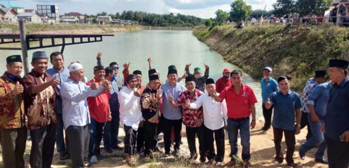 Wakil Bupati Kuansing H Halim Bersama Ketua NU Kuansing, H Roffingi meresmikan pemakaian embung permainan di Desa Bumi Mulya Kecamatan Logas Tanah Darat, Senin (17/8/2020). (DESRIANDI CHANDRA/RIAUPOS.CO)
