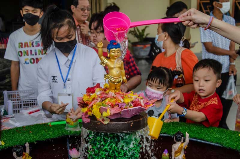 Umat Buddha bergantian memandikan rupang atau patung bayi Siddharta yang ada di Pusdiklat Bumi Suci Maitreya di Kota Pekanbaru, Kamis (1/6/2023).