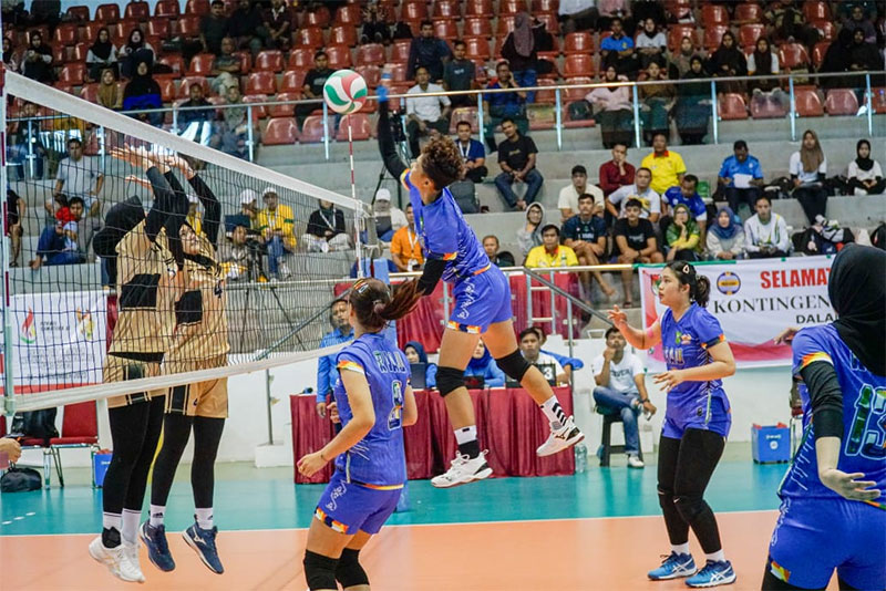 Tim putri Riau (biru) berhadapan dengan Jambi pada cabang olahraga voli indoor pada Pekan Olahraga Wilayah (Porwil) Sumatera XI 2023 di Gelanggang Remaja Pekanbaru, Rabu (8/11/2023).
