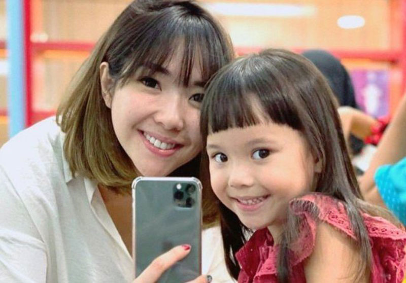 Gisella Anastasia berusaha mendidik anaknya sendiri selama kurang lebih 3 bulan di rumah, usai sekolah di Jakarta diliburkan akibat Covid-19. (ANTARA)