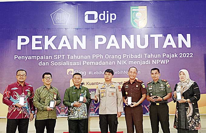 Sekda Kuansing H Dedy Sambudi SKM MKes bersama Forkopimda menunjukkan bukti SPT Tahunan saat Pekan Panutan Pajak di Pendopo Rumah Dinas Bupati, Kamis (16/3/2023).