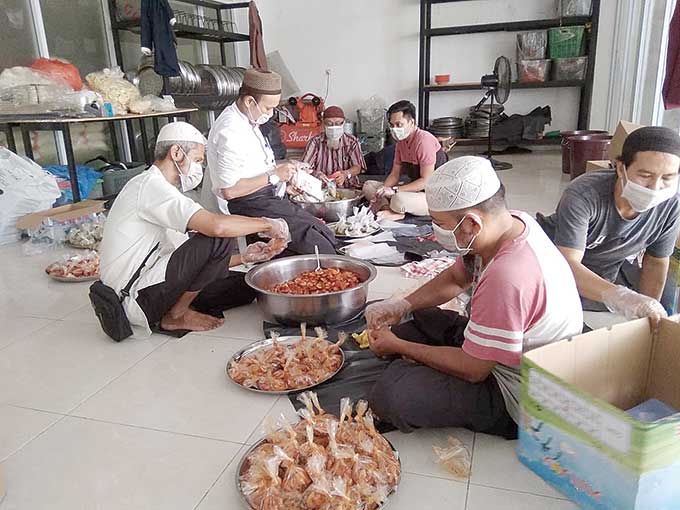 Suasana di dapur saat Ragil dan anggotanya sedang menyiapkan makanan untuk berbuka puasa, Kamis (7/4/2022).