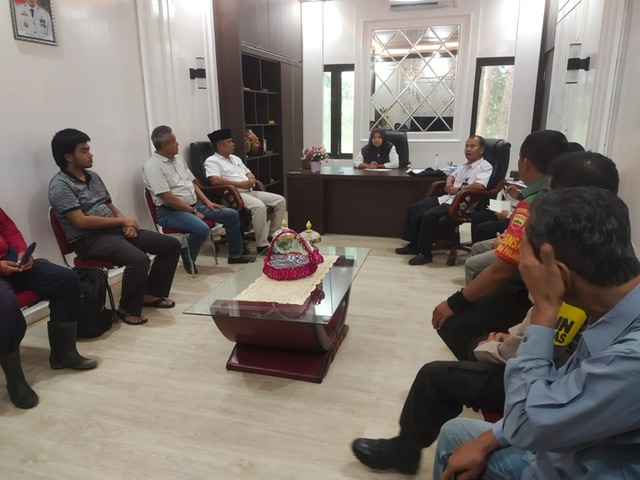 Warga Kelurahan Rantau Panjang melakukan pengaduan kepada Camat Rumbai Barat, Indah Vidya Astuti terkait penutupan akses jalan menuju perkebunan sawit warga, di Pekanbaru, Rabu (1/2/2023).