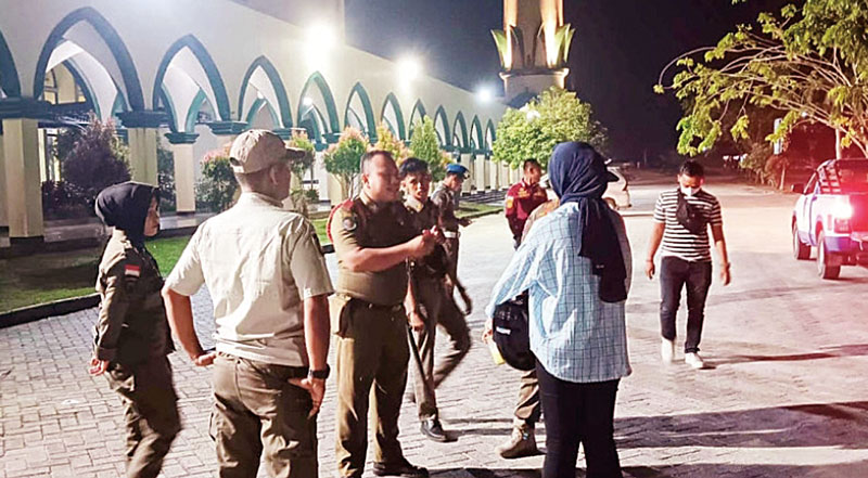 Personel Satpol PP Pelalawan membubarkan pasangan muda-mudi yang nongkrong hingga larut malam di halaman Masjid Agung Ulul Azmi Pangkalankerinci, yang terjaring dalam pelaksanaan operasi rutin Satpol PP, Selasa (21/11/2023) dini hari.