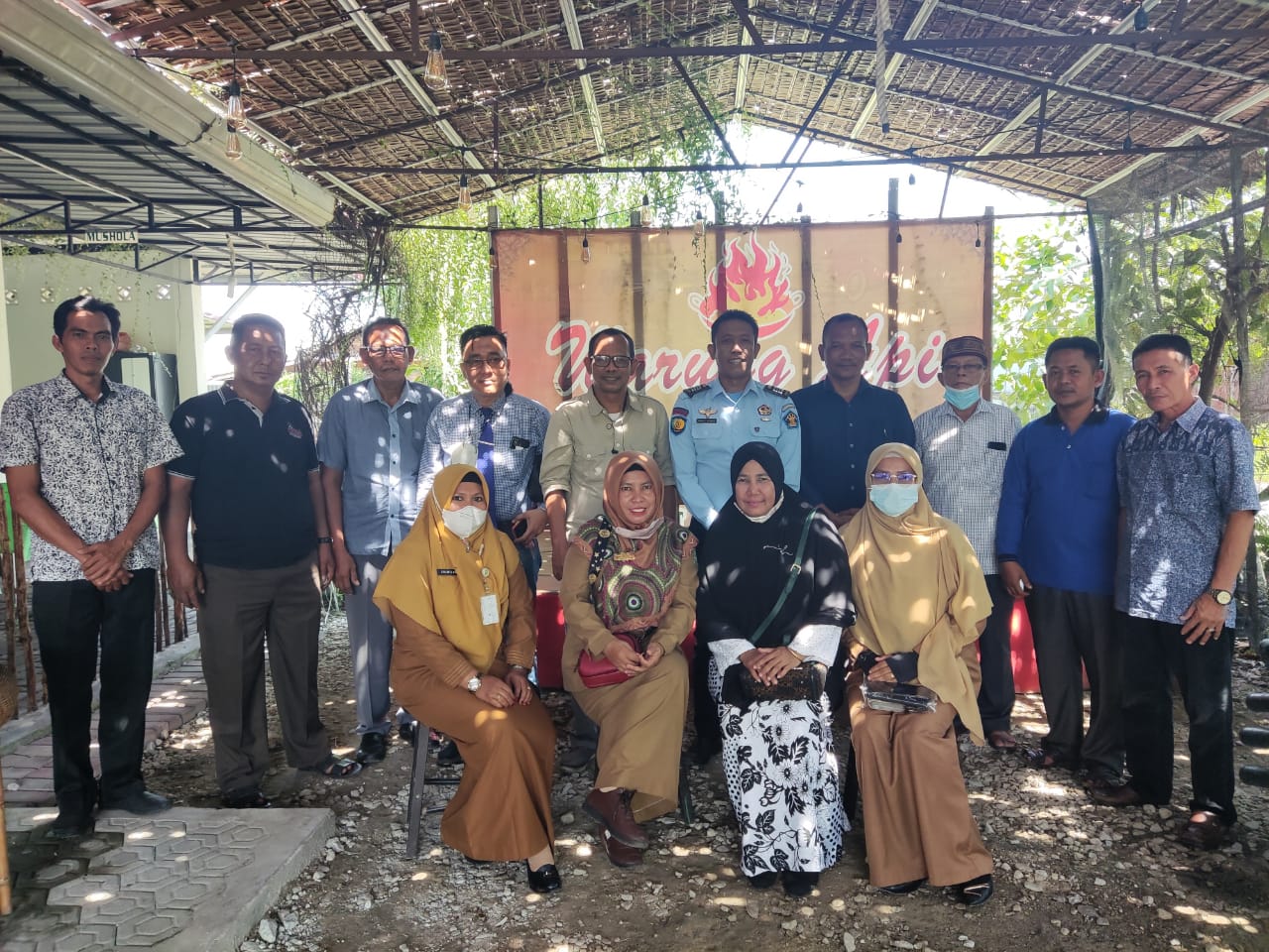 Pengurus IKA YPPI Bengkalis foto bersama dengan Ketua Yayasan, Darma Firdaus S usai menggelar konsolidasi dan silaturahmi di Warung Api Jalan Antara, Bengkalis, Senin (10/1/2022).