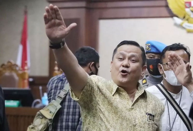Terdakwa kasus suap penghapusan red notice Djoko Tjandra, Irjen Pol Napoleon Bonaparte (tengah) saat menjalani sidang dengan agenda pembacaan putusan di Pengadilan Tipikor, Jakarta, Rabu (10/3/2021).