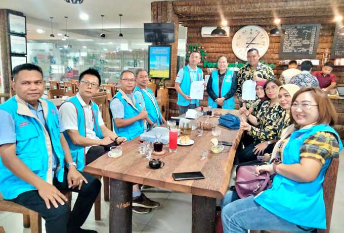 Ketua Paramita Foundation Riau Sufijan (kiri) beserta jajaran foto bersama dengan perwakilan Laboratorium Klinik Prodia Pekanbaru, Kamis (15/6/2023).