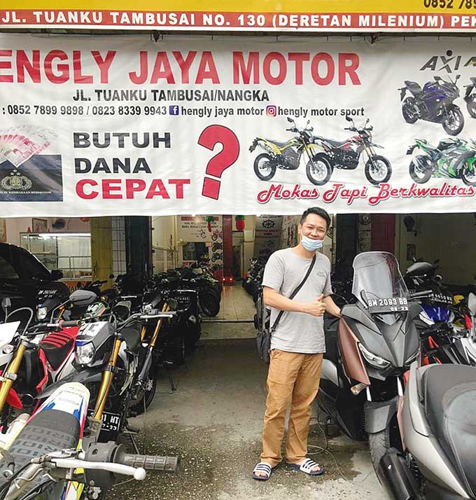Owner Hengly Jaya Motor Tony Gunawan menunjuk unit sepeda motor yang siap untuk dijual.