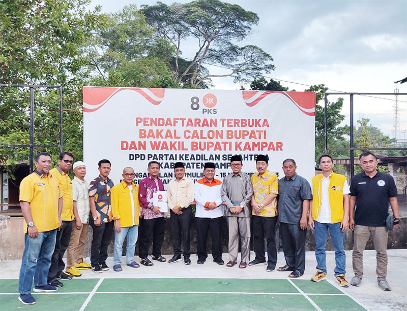 Ketua DPD Golkar Kampar Repol SAg MIP bersama fungsionaris dan PK Golkar se-Kabupaten Kampar saat mengantarkan formulir pendaftaran bakal calon Bupati Kampar ke kantor DPD PKS Kabupaten Kampar, Bangkinang, Senin (20/11/2023).