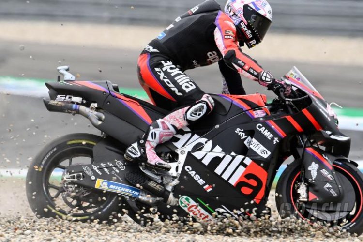 Aleix Espargaro saat terdorong ke gravel akibat ditabrak Fabio Quartararo di MotoGP Belanda, Ahad (26/6/2022).