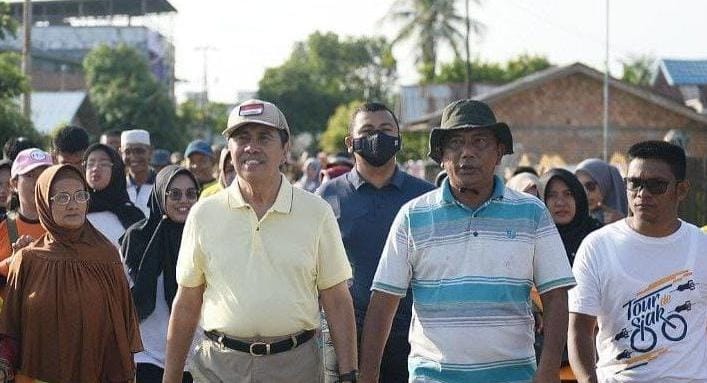 Gubri Syamsuar saat mengikuti gerak jalan santai di Sungai Apit, Ahad (19/2/2023).