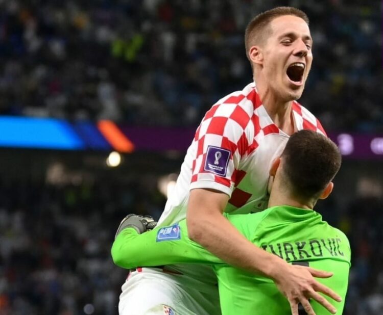 Kiper Dominik Livakovic menjadi pahlawan kemenangan Kroasia atas Jepang dalam drama adu penalti 16 besar Paial Dunia 2022, Senin (5/12/2022).
