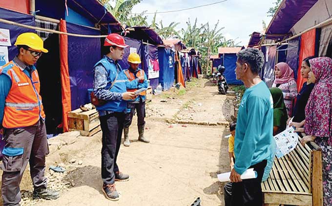 Pihak PLN memberikan penjelasan dan sosialisasi pemasangan aliran listrik untuk hunian sementara (Huntara) korban gempa Cianjur, Rabu (18/1/2023).