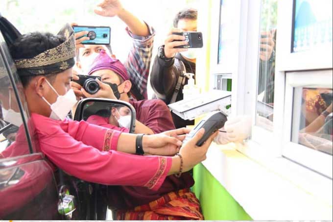 Salah seorang pengendara saat mencoba melakukan pembayaran pajak lewat Samsat Drive Thru di Bapenda Riau, Jalan Sudirman, Pekanbaru, Senin (9/8/2021).