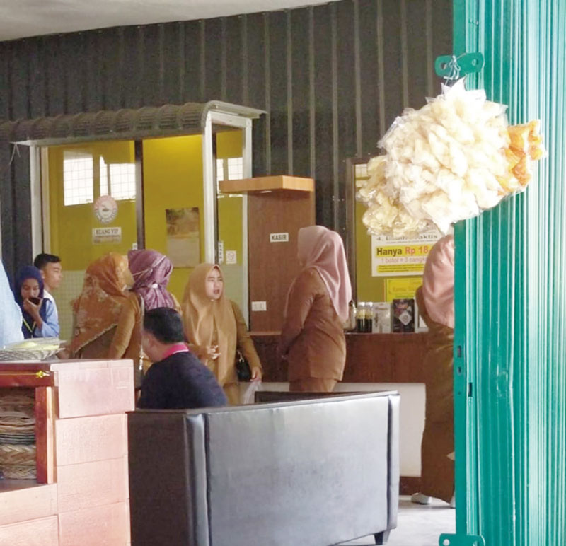 Sejumlah ASN di lingkungan Pemkab Pelalawan asyik nongkrong di warung kopi Jalan Lintas Timur, Pangkalankerinci pada saat jam kerja, Selasa (25/7/2023) siang.
