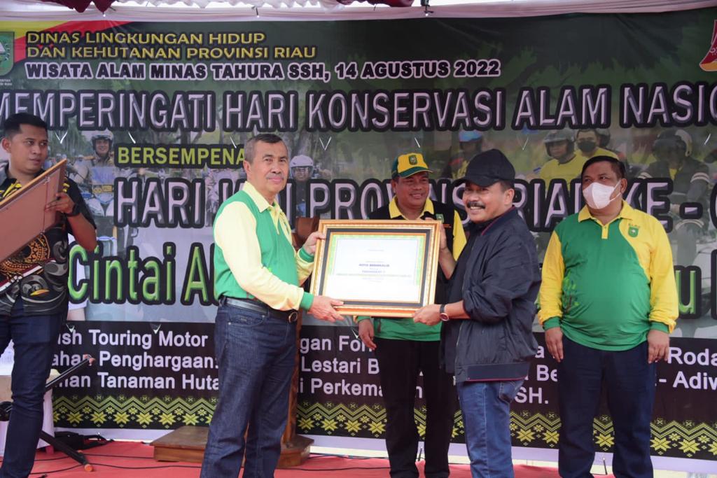 Bupati Bengkalis Kasmarni diwakili Asisten II menerima penghargaan Lomba Kota Bersih dari Gubernur Riau, di Taman Hutan Raya Sultan Syarif Kasim, Siak, Ahad (14/8/2022).