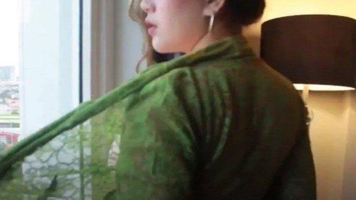 Tangkapan layar perempuan berkebaya hijau dalam video asusila yang beredar di media sosial.