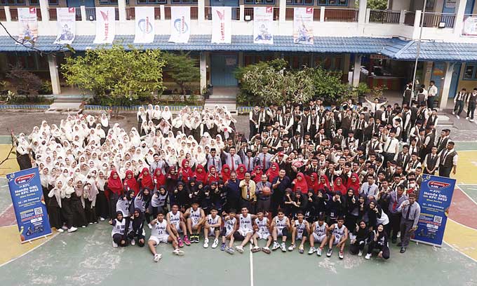 Majelis guru, tim basket putra dan putri serta tim dance dan siswa SMA Islam As Shofa foto bersama saat roadshow Honda DBL with KFC 2022-2023 Riau Series di Sekolah As Shofa Pekanbaru, Rabu (4/1/2023).