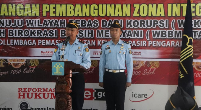 Kalapas Kelas IIB Pasirpengaraian Bahtiar Sitepu SH MH memberikan arahan usai penandatangan komitmen bersama wujudkan WBK dan WBBM pada pencananganan pembangunan zona integritas di Aula Lapas Seribu Suluk, Rabu (25/1/2023).