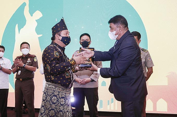 Ketua Pengwil IPPAT Riau Benizon SH memberikan kenang-kenangan kepada Ketua Umum PP IPPAT DR Hapendi Harahap SH MH saat rapat kerja nasional (rakernas) dan upgrading IPPAT di Hotel Pangeran Pekanbaru, Rabu (23/3/2022).